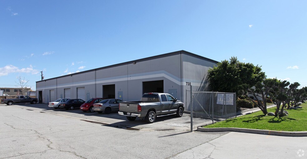 More Photos Of 718-738 N Loren Ave, Azusa Warehouse For Lease