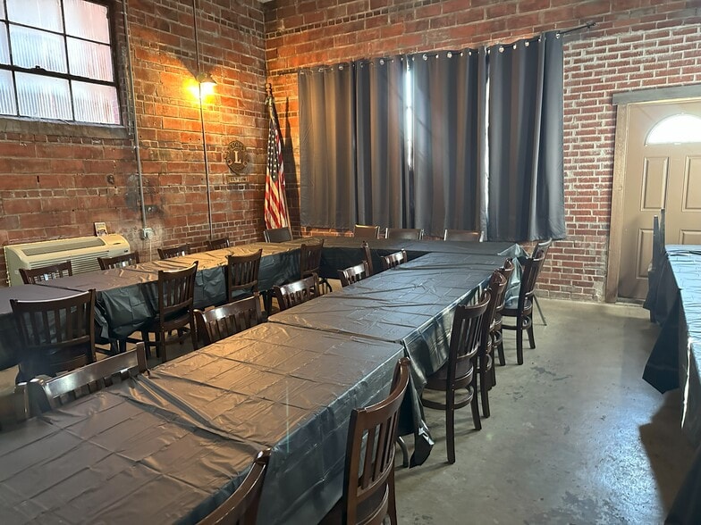 More Photos Of 418 1st St, Glasgow Bar For Sale