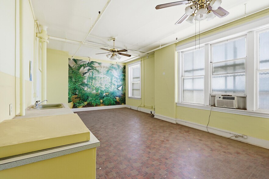 More Photos Of 117 E 4th St, Joplin Office For Sale