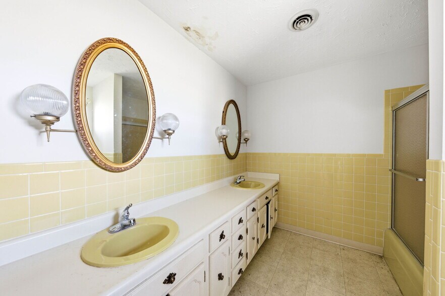 More Photos Of 803 E Broadway Blvd, Jefferson City Warehouse For Sale