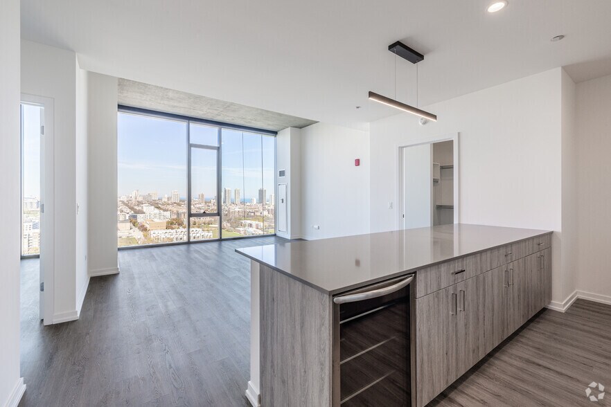 More Photos Of 808 N Cleveland Ave, Chicago Apartments For Lease