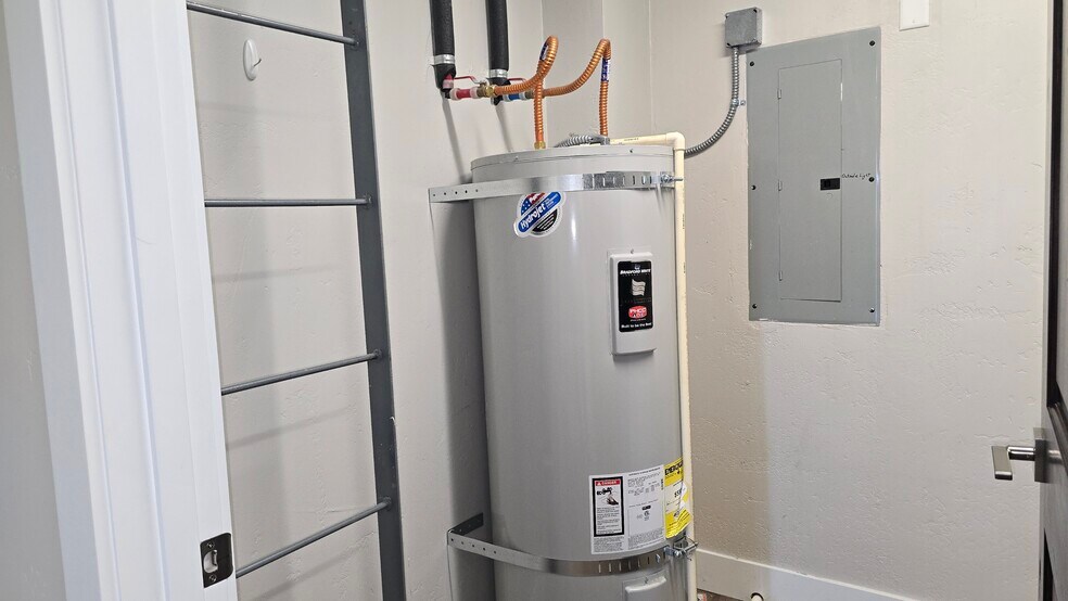 More Photos Of 2573 Campus Dr, Klamath Falls General Retail For Lease