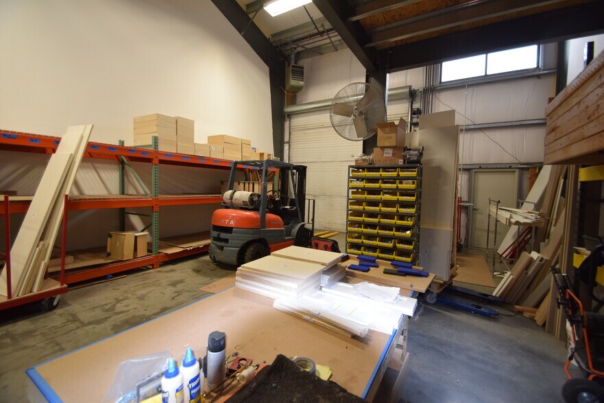 More Photos Of 2121 SW Deerhound Ave, Redmond Manufacturing For Lease