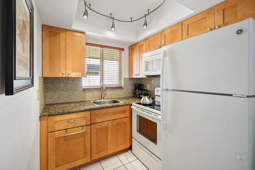 More Photos Of 1201 S Federal Hwy, Hollywood Hotel For Sale