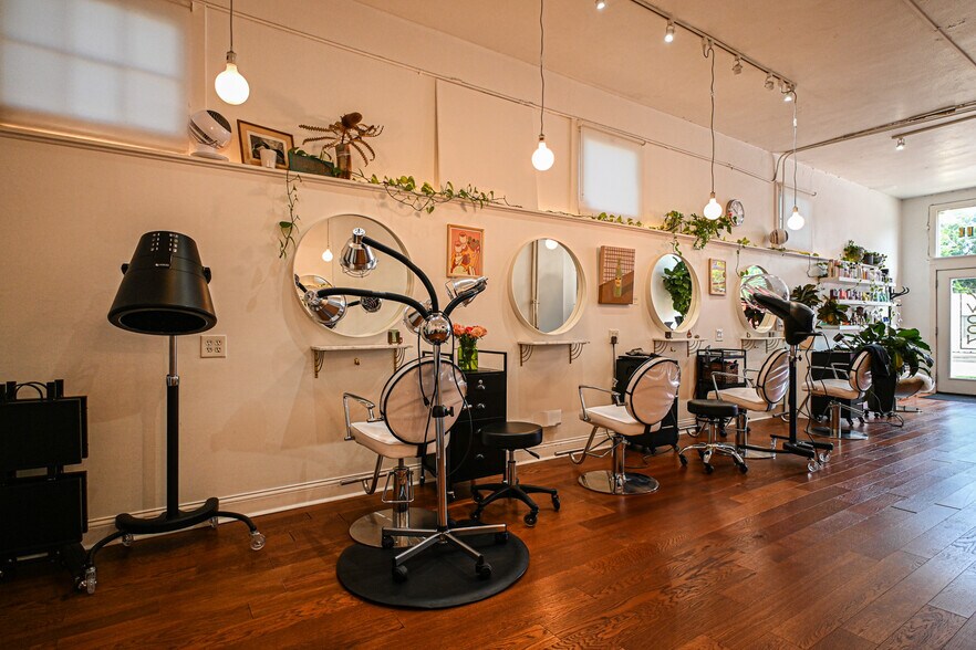 More Photos Of 911 E Cesar Chavez St, Austin Storefront For Lease