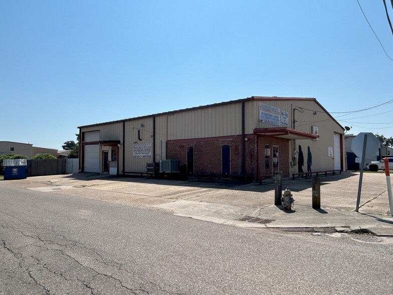 Primary Photo Of 2301 Brooklyn Ave, Harvey Light Manufacturing For Lease