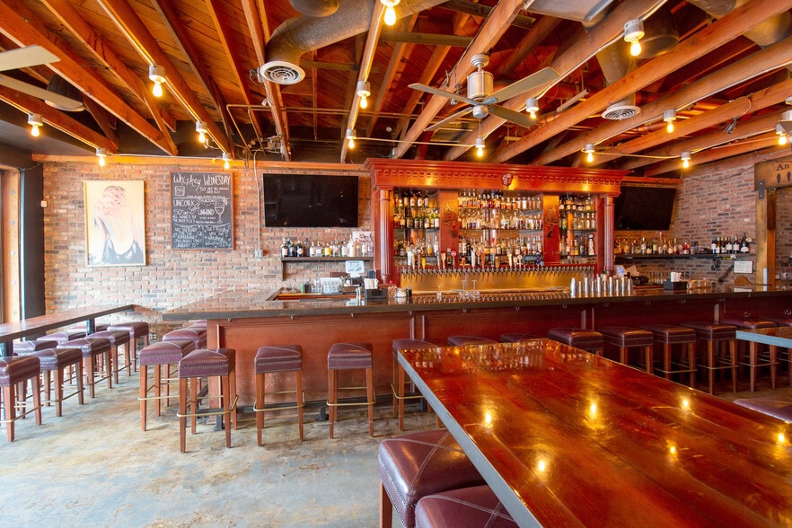 More Photos Of 13539 Ventura Blvd, Sherman Oaks Freestanding For Lease
