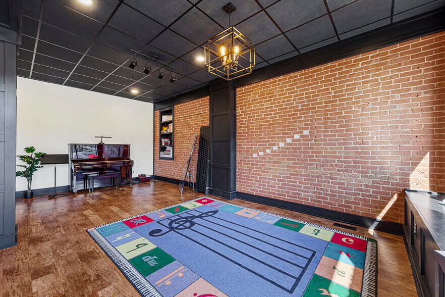 More Photos Of 106 N Main St, Le Sueur Office Residential For Sale