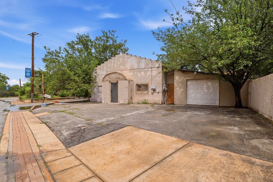 More Photos Of 200 Mission Rd, San Antonio Flex For Sale