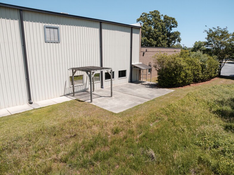 More Photos Of 314 S Chimney Rock Rd, Greensboro Distribution For Lease