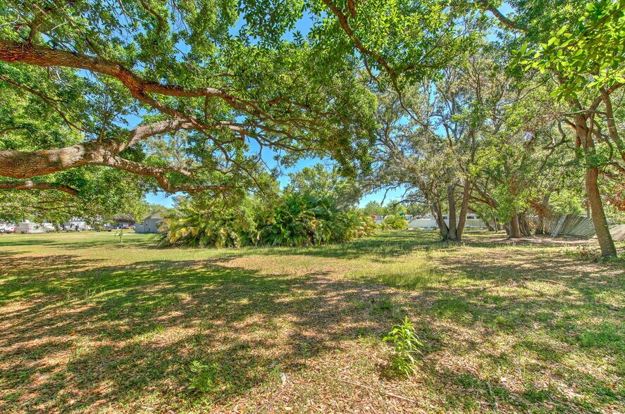 More Photos Of 5921 Causeway Blvd, Tampa Flex For Sale