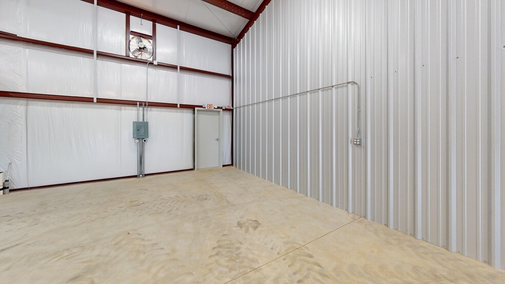 More Photos Of 10263 US Highway 69 N, Tyler Warehouse For Lease