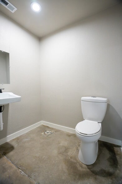 More Photos Of 158 Meyers Dr, Sherman Office For Lease