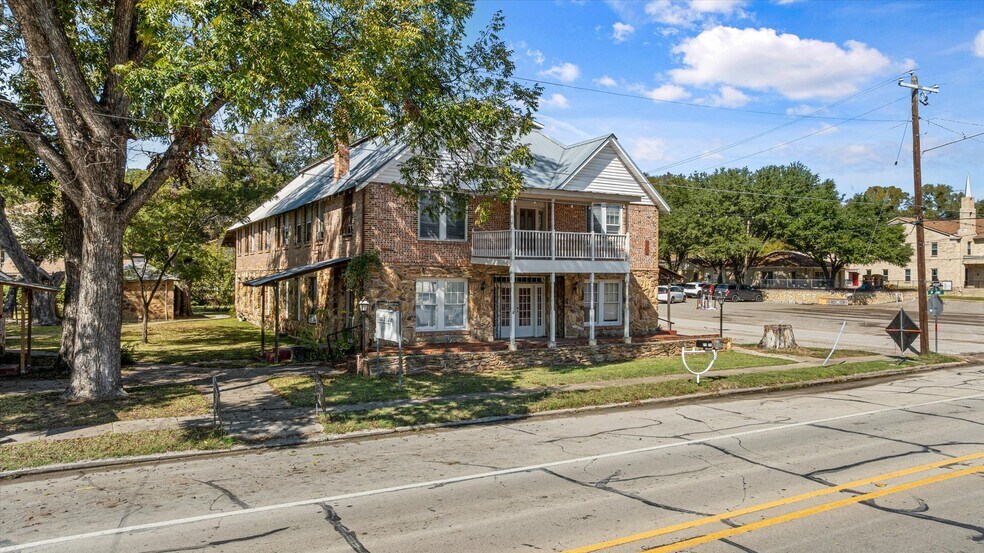 More Photos Of 301 NE Barnard St, Glen Rose Office For Sale