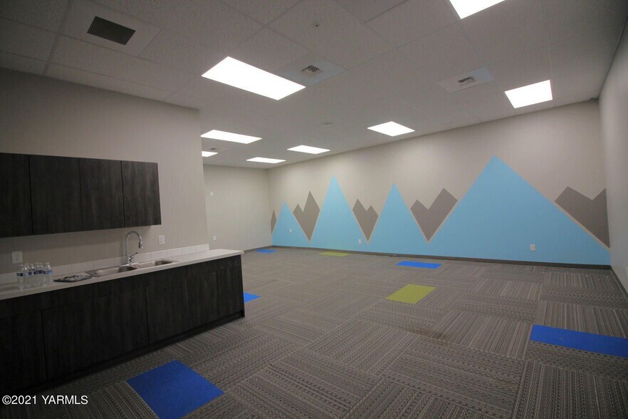 More Photos Of 1710 Gregory Avenue Ext, Sunnyside General Retail For Sale