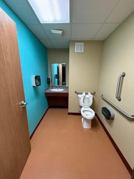 More Photos Of 5790-5832 Highland Rd, Waterford Storefront Retail Office For Lease