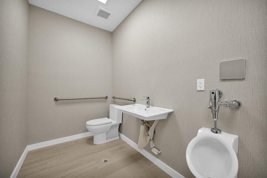 More Photos Of 221 NE 67th St, Miami Warehouse For Sale