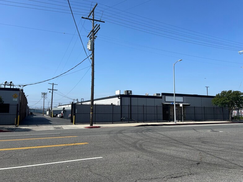 More Photos Of 13222-13226 Saticoy St, North Hollywood Warehouse For Lease