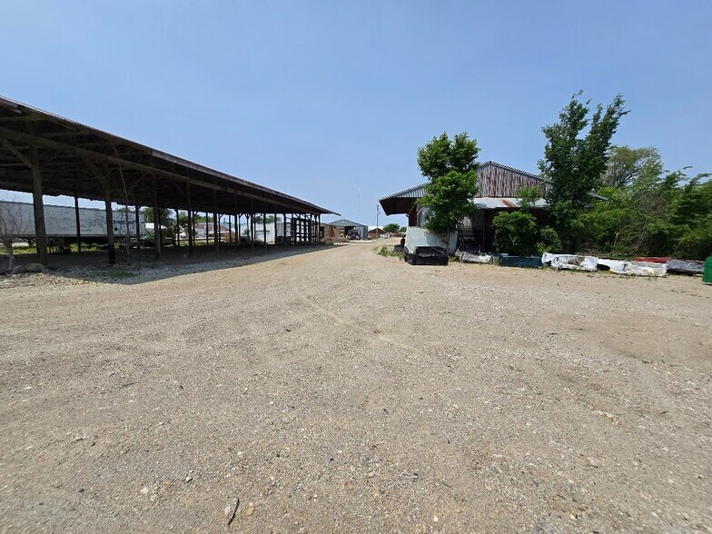 More Photos Of 808 W Walnut St, Fairbury Industrial For Sale