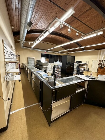 More Photos Of 5225 NE Chouteau Tfwy, Kansas City Freestanding For Lease