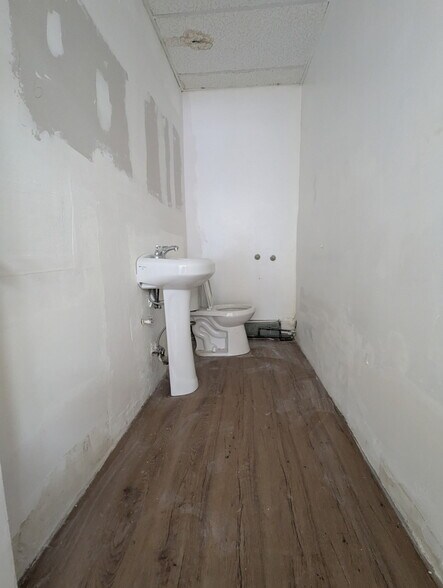 More Photos Of 330-338 E Gun Hill Rd, Bronx Storefront For Lease