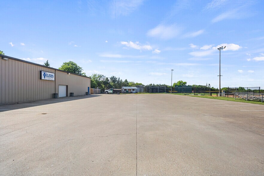 More Photos Of 505 County Line Rd, Rockwall Flex For Sale