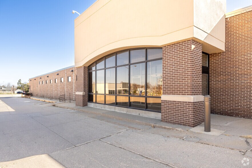 More Photos Of 1700 S Center St, Marshalltown General Retail For Sale