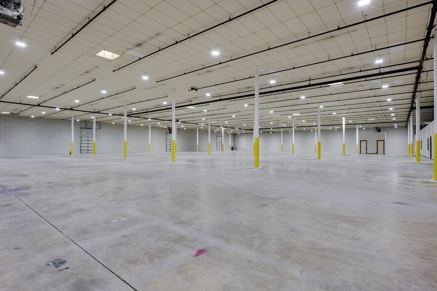 More Photos Of 5124 Sharp St, Dallas Distribution For Lease