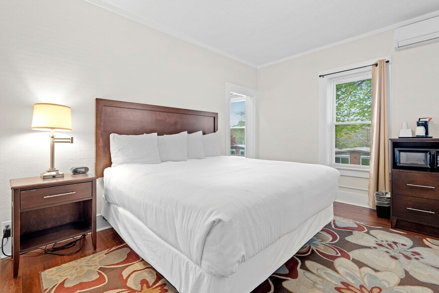 More Photos Of 612 N Lakeshore Dr, Ludington Hotel For Sale