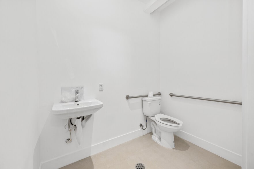 More Photos Of 129 N Miami Ave, Miami Restaurant For Lease