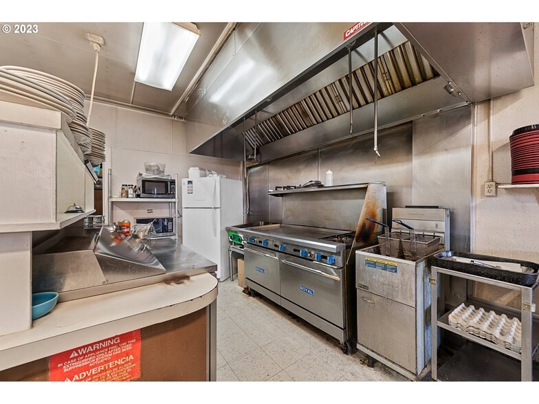 More Photos Of 105 N Main St, Halfway Restaurant For Sale