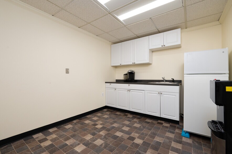 More Photos Of 2444 Solomons Island Rd, Annapolis General Retail For Sale