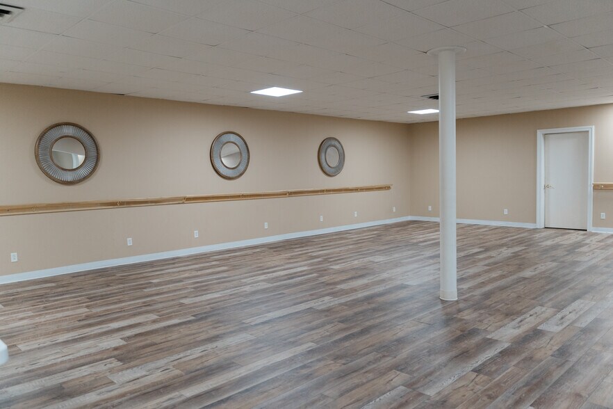 More Photos Of 121 Jefferson Ave, Moundsville Showroom For Lease