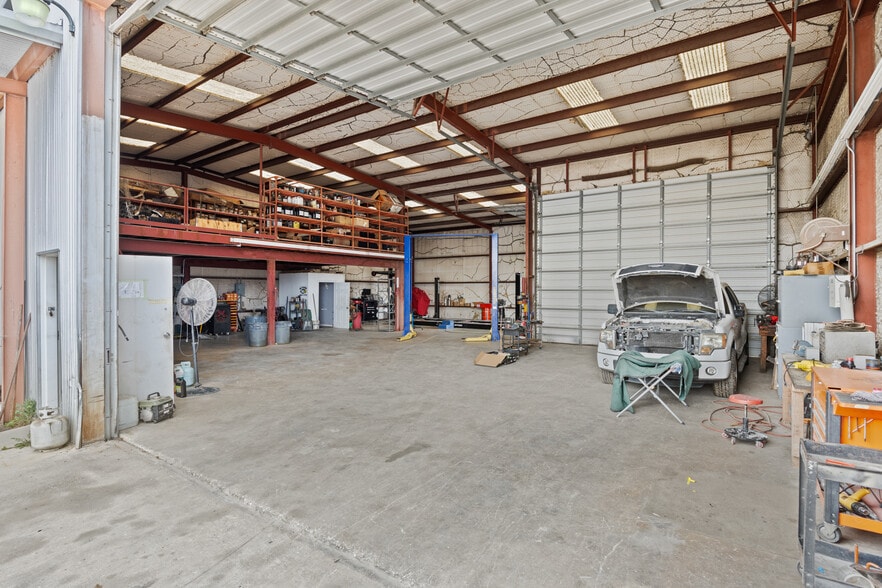 More Photos Of 955 W Kingsbury St, Seguin Auto Repair For Sale