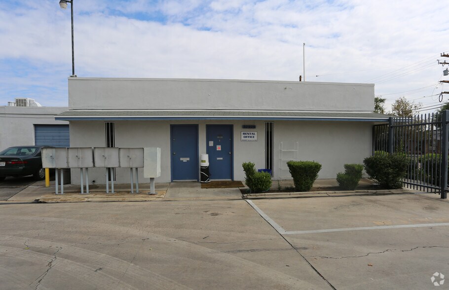 More Photos Of 37925 6th St E, Palmdale Warehouse For Lease