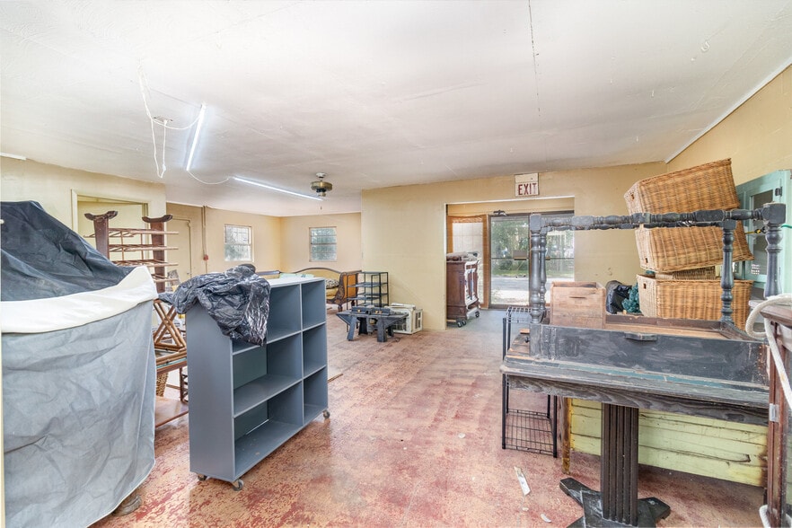 More Photos Of 2516 S Sanford Ave, Sanford Convenience Store For Sale