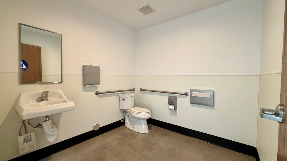 More Photos Of 18320-18330 Oxnard St, Tarzana Unknown For Lease