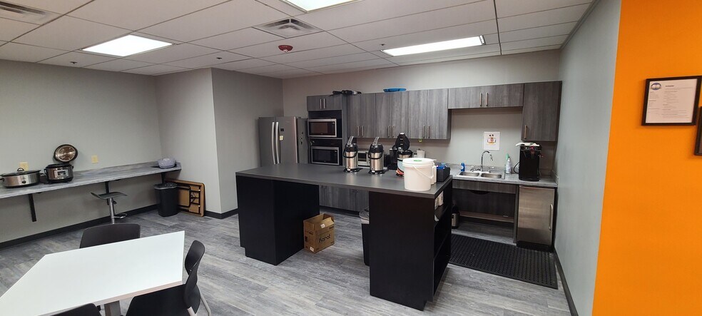 More Photos Of 5420 W Southern Ave, Indianapolis Office For Sale