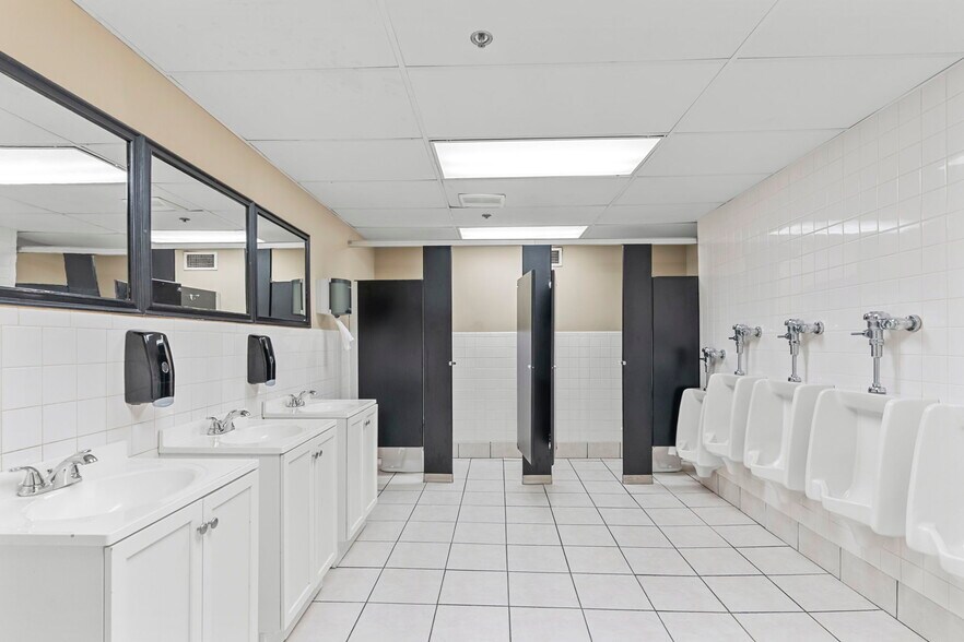 More Photos Of 138 E Market St, New Albany Lodge Meeting Hall For Sale