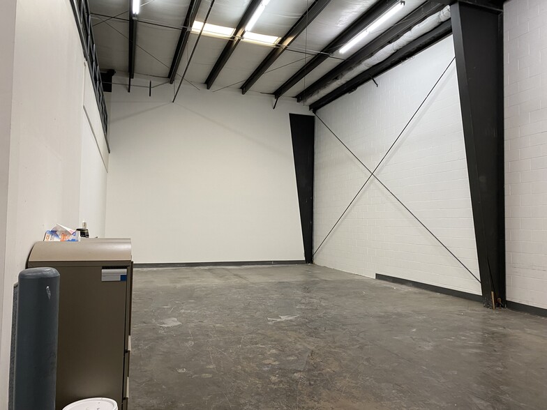 More Photos Of 7081 E 56th Ave, Commerce City Showroom For Lease