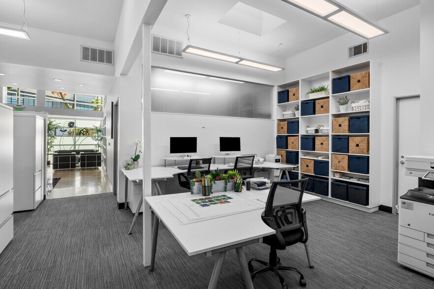 More Photos Of 10215 Santa Monica Blvd, Los Angeles Office For Sale