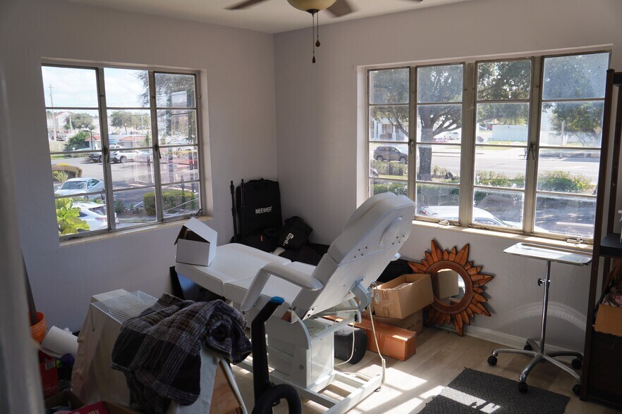 More Photos Of 601 Avenue B NW, Winter Haven Office Residential For Lease