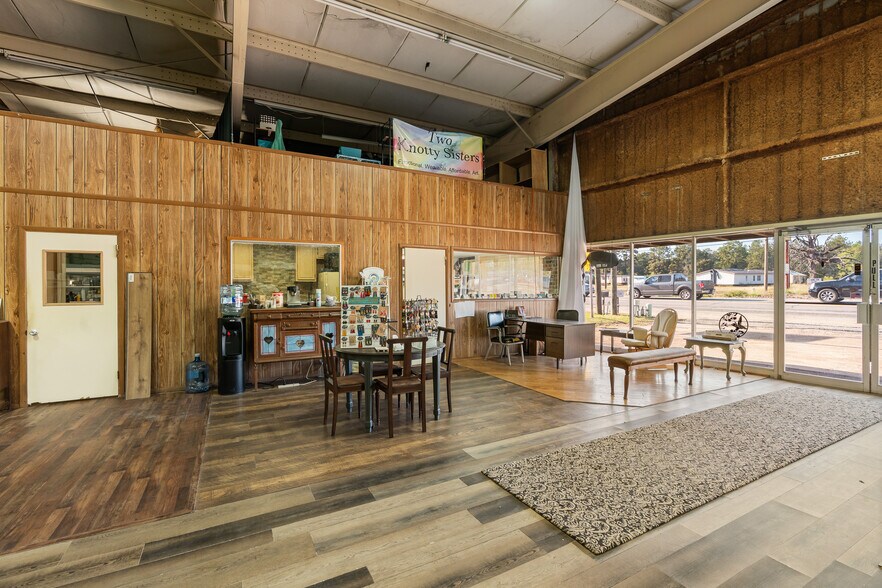 More Photos Of 2751 E Davis St, Conroe Freestanding For Sale