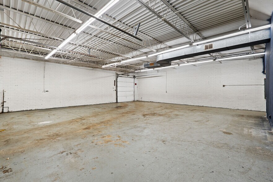 More Photos Of 1310 Headquarters Dr, Greensboro Showroom For Sale