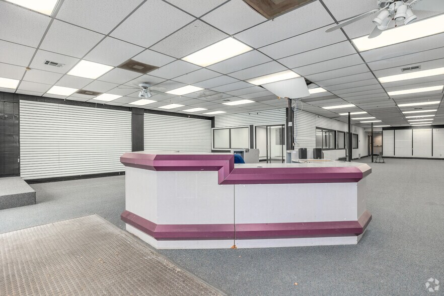 More Photos Of 317 W Gray St, Norman Storefront For Lease