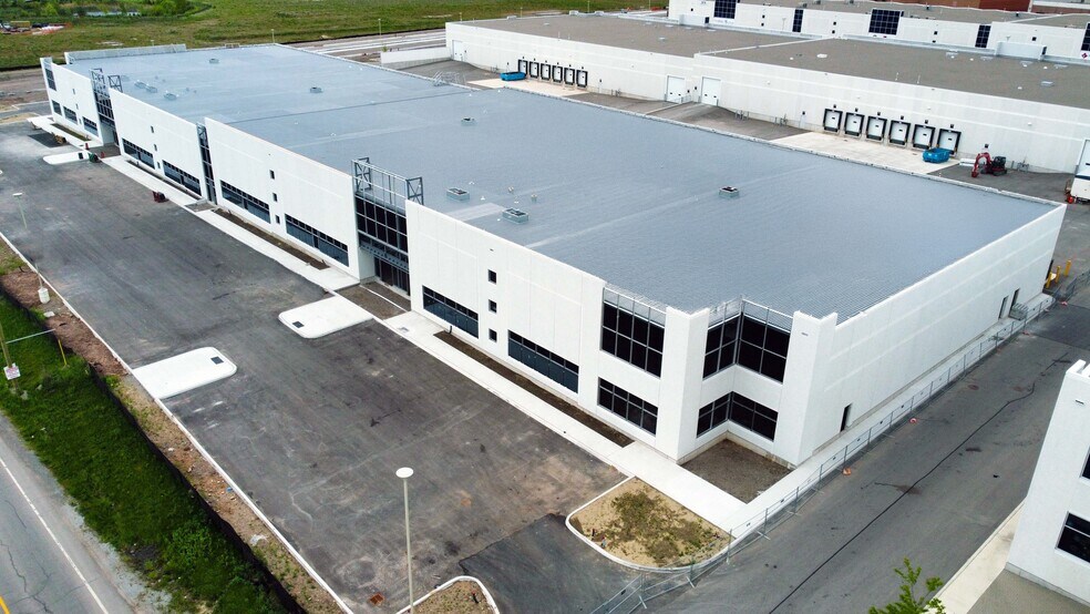 More Photos Of 3272 S Service Rd W, Oakville Distribution For Lease