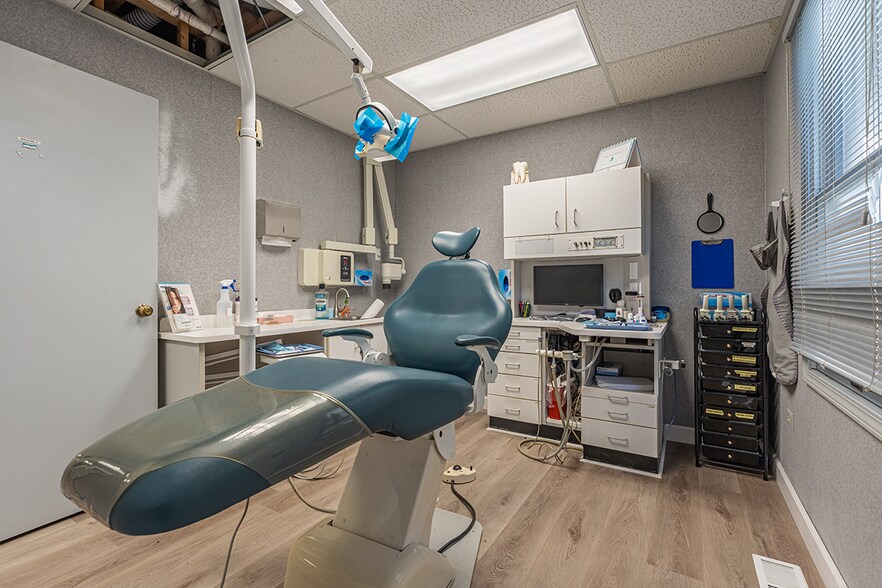 More Photos Of 610 Crystal Point Dr, Crystal Lake Medical For Lease