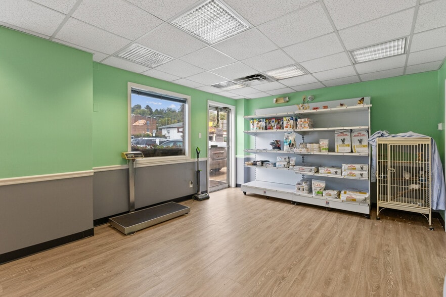 More Photos Of 5915 Belair Rd, Baltimore Veterinarian Kennel For Sale
