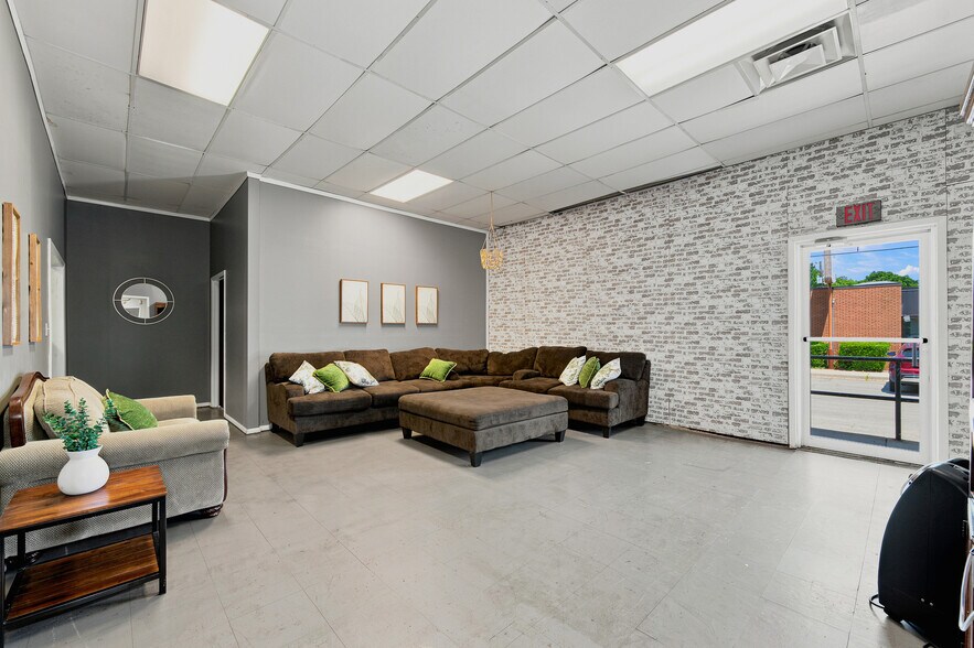 More Photos Of 20 Town Sq, Greenwood Health Club For Sale