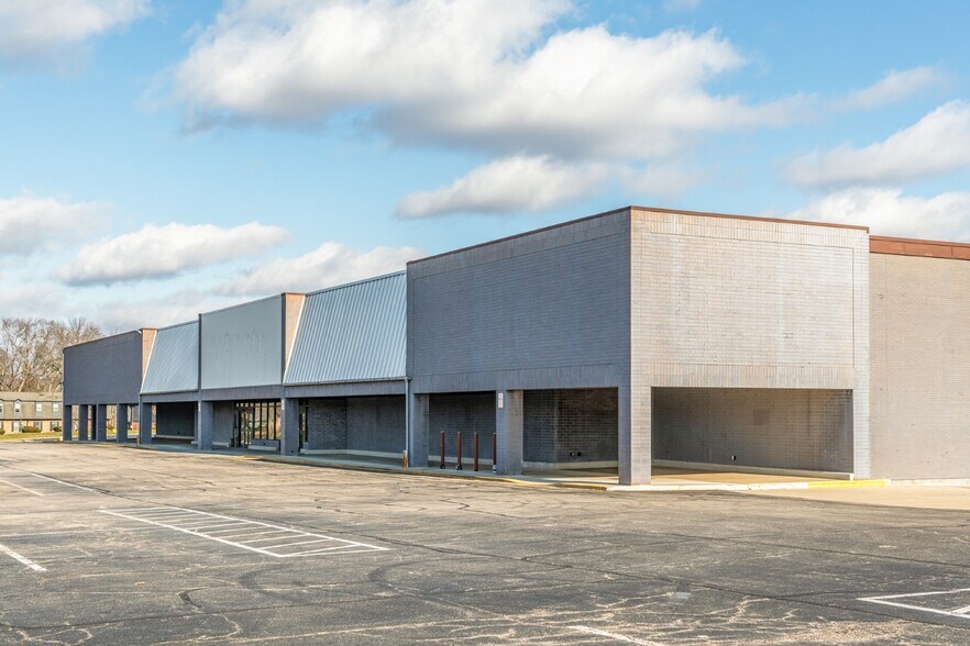 More Photos Of 5513-5567 Bigger Rd, Kettering Storefront For Sale